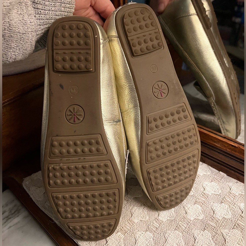 ISAAC MIZRAHI LIVE! Classic Metallic Gold Laser Cut Moccasins Women's Size 8 GUC - Picture 7 of 8